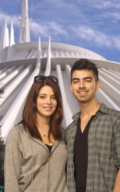 Fotos: Joe Jonas y Ashley Greene en Disney Magic Kingdom