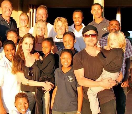Angelina Jolie y Brad Pitt envían saludo desde Nambia