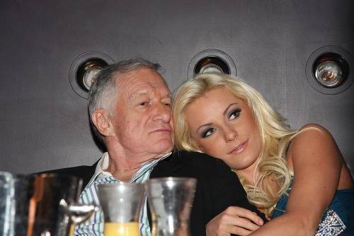 Crystal Harris la prometida de Hugh Hefner hizo el diseño su propio anillo