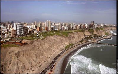 LOS ACANTILADOS DE BARRANCO Y EL DETERIORO URBANO LOS ACANTILADOS DE BARRANCO Y EL DETERIORO URBANO