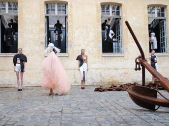 Moda en Francia: París abrió sus pasarelas a las colecciones de Prêt-à-Porter femenino