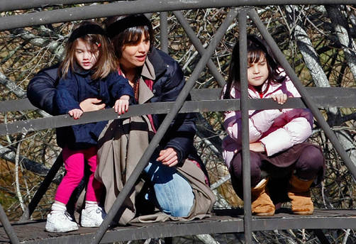 Bailee Madison se divierte con hija de Kate Holmes