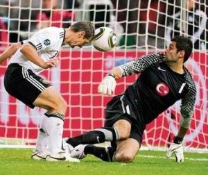 Miroslav Klose supera a Franz Beckenbauer