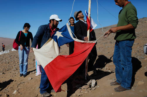 Chile: Mineros de nuevo en la superficie en medio de la emoción