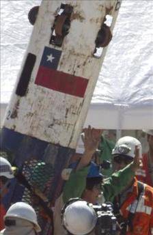 Las autoridades chilenas se disputan la cápsula utilizada en el rescate de los mineros
