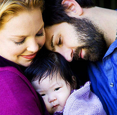 Katherine Heigl sorprendida por cómo lleva su esposo la paternidad