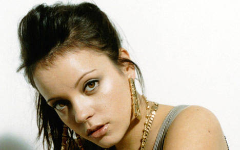 Lily Allen pide apoyo vía Twitter