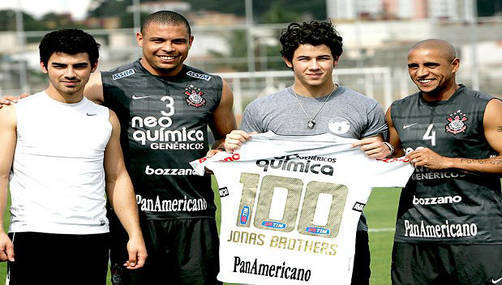 Jonas Brothers visitan el club Corinthians y posan junto a Ronaldo y Roberto Carlos