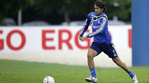 Raúl marcó dos goles frente al Sankt Pauli y despertó al Schalke 04