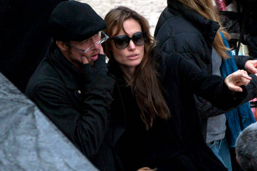 Brad Pitt acompaña a Angelina Jolie en el rodaje de su primer filme