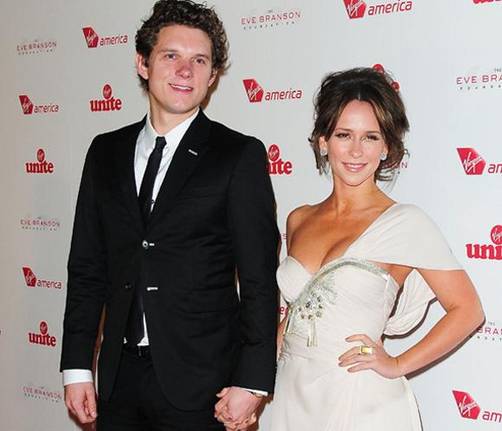 Jennifer Love Hewitt y Alex Beh en el 'Rock the Kasbah'