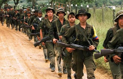 Colombia: 13 guerrilleros mueren en bombardeo cerca de Ecuador