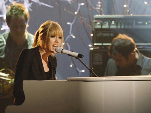 Taylor Swift impacta con nuevo look en los AMA