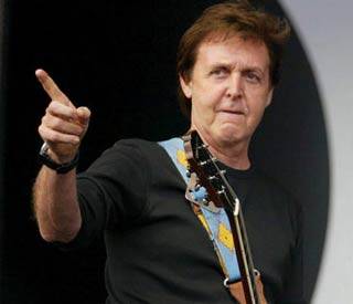 Youtube: Paul McCartney se cae del escenario