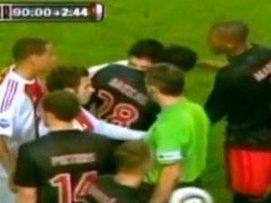 Luis Suarez suspendido siete fechas por morder a jugador Otman Bakkal del PSV Eindhoven