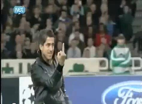 El espontáneo que le mostró el dedo a Lionel Messi en el partido frente al Panathinaikos