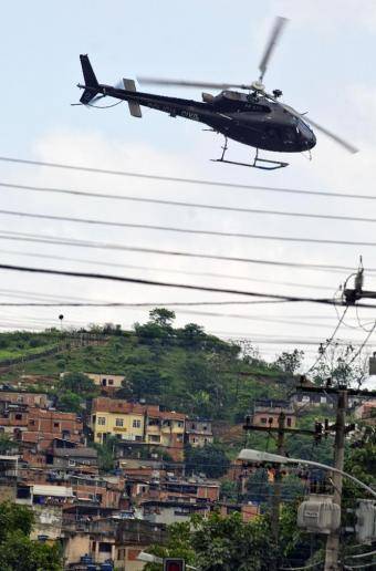 Centenares de policías y tropas del ejército toman el gigantesco conjunto de favelas en el norte de Rio de Janeiro