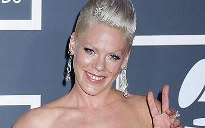 Pink bebe alcohol estando embarazada