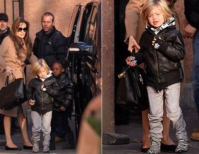 Hija de Angelina Jolie compra botas en París