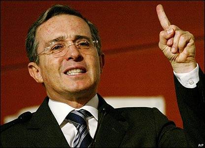 Colomba: Alvaro Uribe se defiende de acusaciones de casos judiciales y pasa a la ofensiva