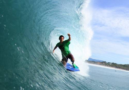 César Bauer va por el Título Mundial de Bodyboard
