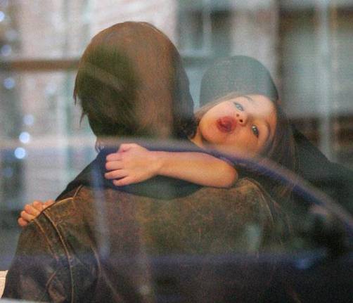 Suri Cruise le saca la lengua los periodistas
