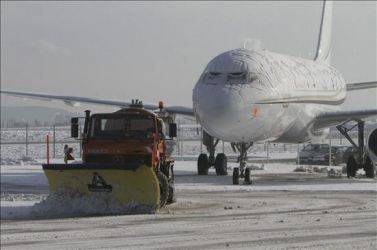 Francia: La nieve y la falta de líquido anticongelante afectan el funcionamiento de aeropuerto de Roisy