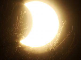 El primer eclipse solar del 2011 comenzó este martes, después del amanecer, al norte de Africa y en Europa