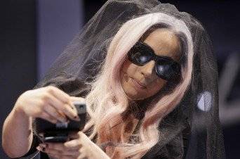 Fotos: Lady Gaga se hace presente en el CES al lado de Polaroid