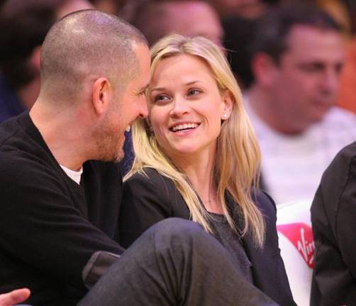 Reese Witherspoon y Jim Toth muy cariñosos en partido de los Lakers