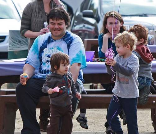 Jack Black se divierte como un niño