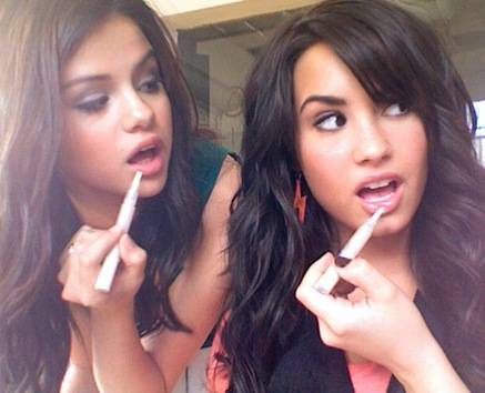V deo Una fan crea novela entre Selena G mez y Demi Lovato