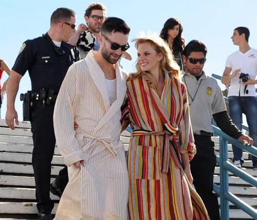 Adam Levine presume a su novia en videoclip de 'Maroon 5'