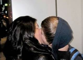 Justin Bieber besando a una fan es fotomontaje