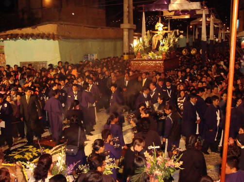 Multitud acompaña imagen del Señor Burgos en su primer recorrido por calles de Huánuco