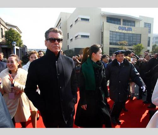 Pierce Brosnan causa furor en China