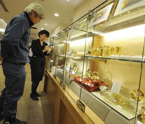 Japoneses retiran oro de máquinas expendedoras