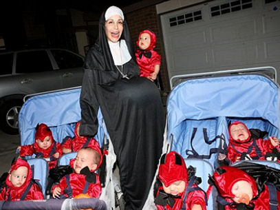 Madre de octillizos causa polémica por su disfraz de Halloween Madre de octillizos causa polémica por su disfraz de Halloween