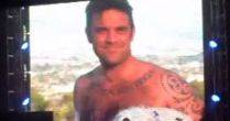 Vídeo: Robbie Williams aparece completamente desnudo y felicita a Gary Barlow de Take That por su cumpleaños