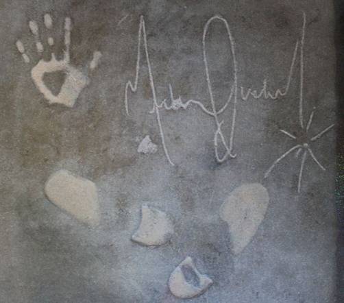 Subastan losa de cemento firmada por Michael Jackson