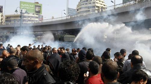 Escalada de violencia en Egipto en medio de las protestas contra Mubarak