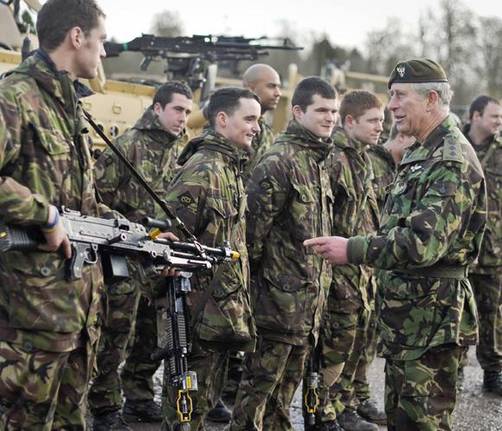 Príncipe Carlos visitó tropas del ejercito inglés