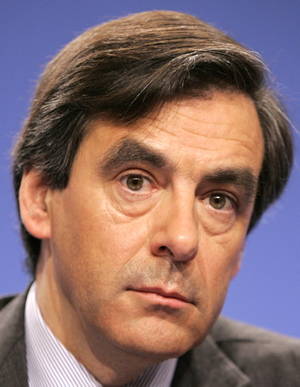 Francia: Fillon ya no podía esconderlo más, admite que voló en avión de Mubarak