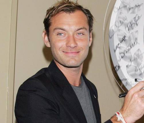 Jude Law busca consuelo en Sadie Frost