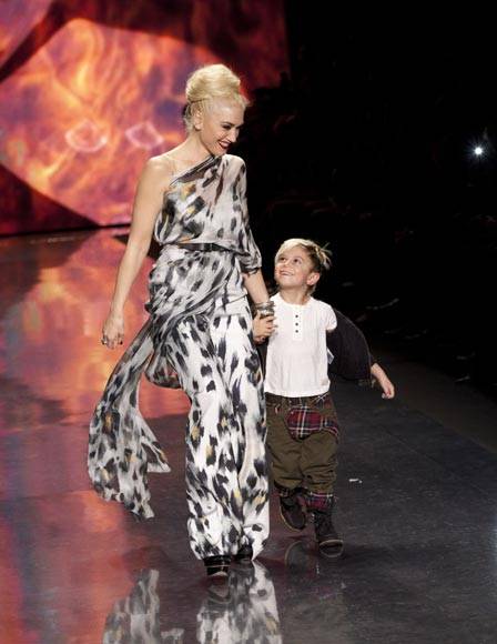 Hijo de Gwen Stefani impacta en la pasarela