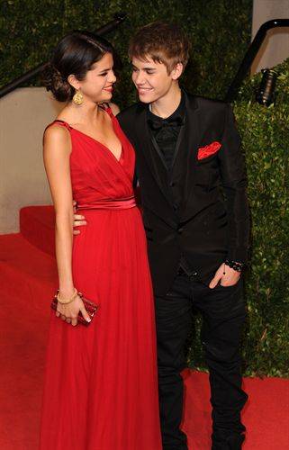 Justin Bieber y Selena Gómez más que amigos en la noche de los Oscar 2011