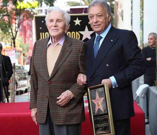 Kirk Douglas asiste al Paseo de la Fama con Zubin Mehta
