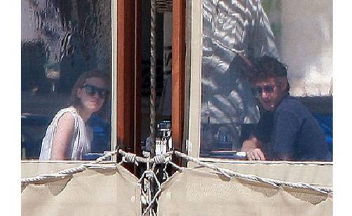 Otra fotografía de Scarlett Johansson y Sean Penn juntos