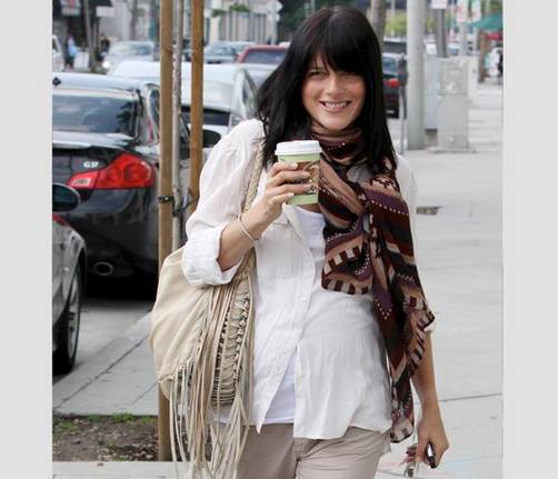 Selma Blair pasea embarazadísima por las calles de Los Ángeles