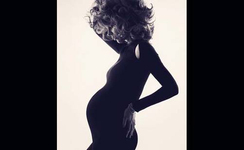 Eva Herzigova presume embarazo en Harper's Bazaar